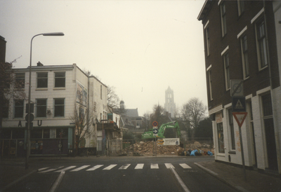 605978 Gezicht op ''Het Gat in de Voorstraat'' op de T-kruising van de Wijde Begijnestraat (voorgrond) en de Voorstraat ...